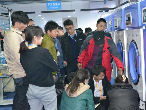 小本創業干洗加盟選好品牌起大作用