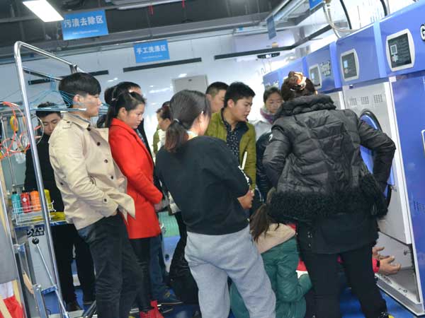 小本創業干洗加盟選好品牌起大作用