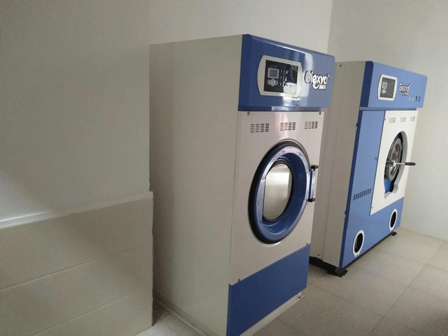 蔣女士潔希亞干洗店店內的<a href='http://www.c662.cn/shebei/'>干洗設備</a>