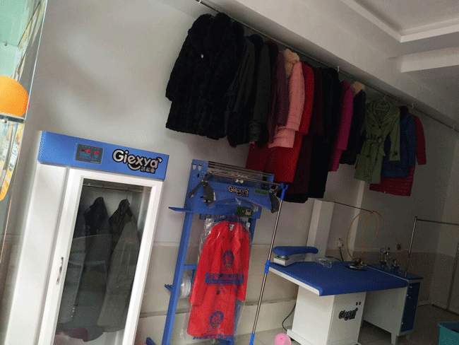 蔣女士加盟潔希亞干洗店內的干洗設備